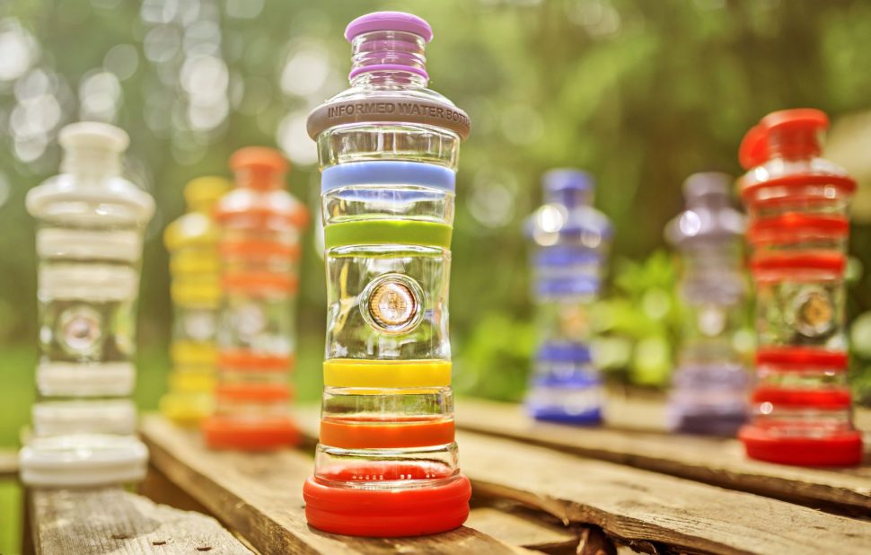 TOP Inteligentná informovaná sklenená fľaše na vodu na drevenom stole